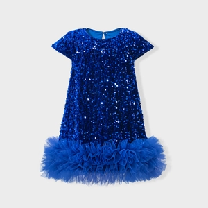 Vista macro dei dettagli delle paillettes blu reale e dei volant in tulle del vestito