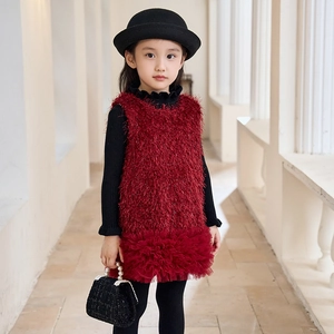 Detalle de vestido de princesa rojo de felpa con falda de tul y bolso pequeño de perlas