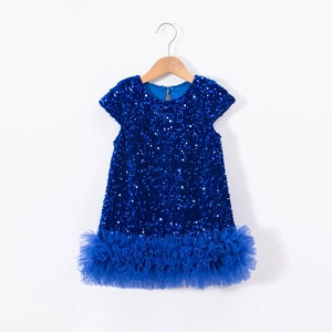 Dettaglio dell'abito blu reale per bambina con paillettes e gonna in tulle a strati