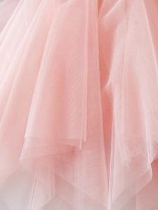 Gros plan sur le tissu en maille rose tendre et dentelle avec texture de tulle