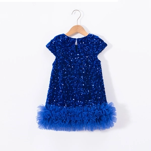 Détails des paillettes bleu roi et des volants de tulle sur la robe de princesse fille