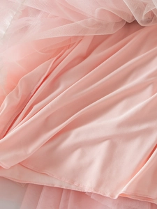 Détail de la jupe en tulle rose à plusieurs couches avec doublure douce pour fille