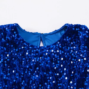 Détail des paillettes bleu roi sur velours avec col rond et ouverture dans le dos