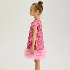Dettaglio dell'abito da festa rosa per bambine con paillettes e orlo in tulle multistrato