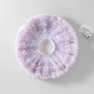 Vue détaillée du tutu arc-en-ciel multicouche pour filles aux dégradés de couleurs pastel