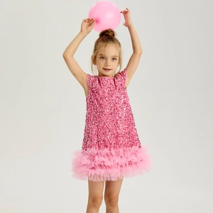 Dettaglio del corpino con paillettes rosa e balze in tulle sull'abito da festa per bambina