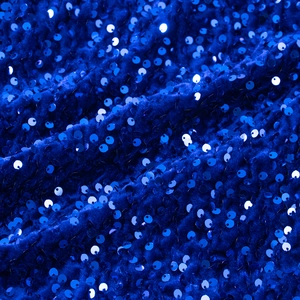 Détail du tissu à paillettes bleues sur velours avec texture brillante et drapé élégant