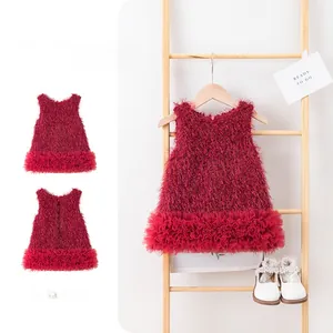 Detalle del vestido rojo sin mangas de piel sintética para niña con falda de tul
