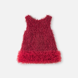 Detalle del corpiño de flecos rojos y el dobladillo de malla del vestido de niña