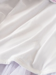 Détail du tissu en tricot blanc et des couches de tulle du tutu pour filles