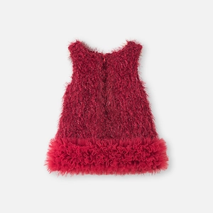 Detalle de vestido rojo de piel sintética para niña con falda de malla en capas y cremallera