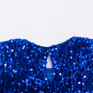Détail d'une robe pailletée bleu marine en velours avec découpe en goutte d'eau