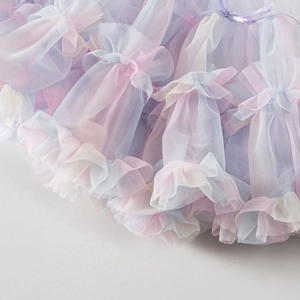 Gros plan d'une jupe tutu en maille pastel avec tulle plissé rose et violet délicat