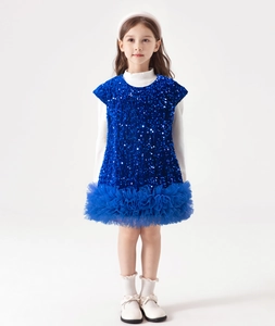 Robe à paillettes bleues pour fille avec jupe en tulle portée sur un haut blanc à manches
