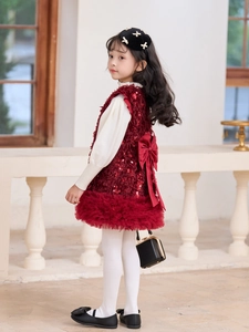 Detalle de vestido de princesa rojo con lentejuelas y un lazo grande en la espalda