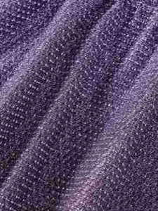 Gros plan sur un tissu violet foncé pailleté avec des reflets argentés pour robe de bal