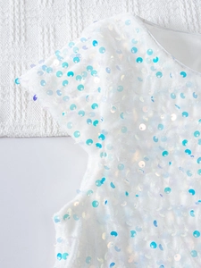 Gros plan détaillé de la robe blanche avec des paillettes bleues et argentées irisées