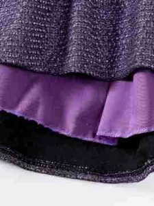 Détail de la robe pour fille en tissu à paillettes violettes avec doublure en satin