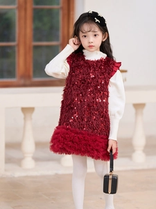 Detalle de vestido rojo de lentejuelas para niñas con falda de tul y accesorios a juego