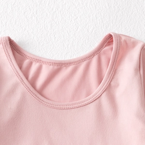 Detail of the pink round neckline with high-quality double-needle stitching on soft fabric