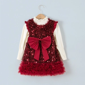Detalle del vestido festivo burdeos con lentejuelas, lazo grande y falda de tul