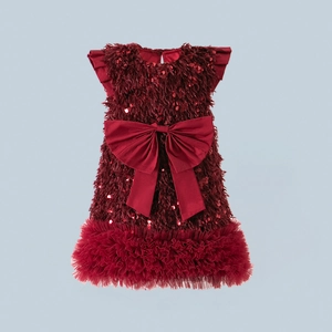 Detalle de vestido de fiesta burdeos para niña con corpiño de lentejuelas y lazo grande en la cintura