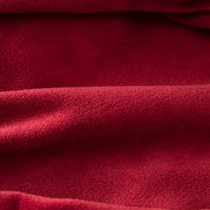 Vista macro de tela de terciopelo rojo oscuro suave con textura premium para vestidos niña
