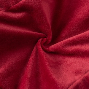 Primer plano de tela de terciopelo rojo oscuro con textura suave y material cálido