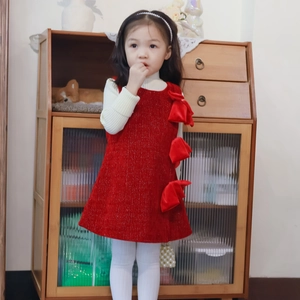 Detalle de vestido rojo festivo para niña con lazos laterales y parte superior blanca