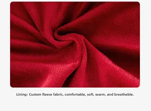 Detalle del forro polar rojo que muestra la textura cálida y transpirable