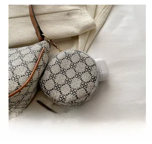 Détail d'une pochette ronde en toile crème avec imprimé trèfles pour écouteurs