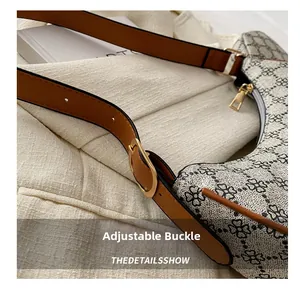 Détail de la bandoulière en cuir réglable et de la boucle en métal doré du sac selle