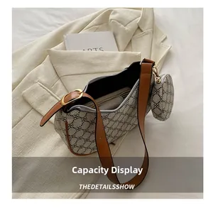 Vue détaillée de la capacité du sac croissant avec son petit porte-monnaie assorti