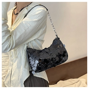 Détail du sac sous le bras à paillettes noires avec bandoulière chaîne argentée