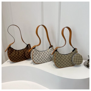 Trois sacs demi-lune en marron, beige et vert avec motifs trèfles et mini pochettes assorties