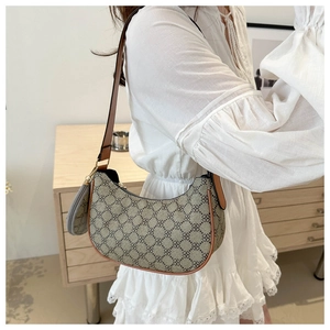 Détail du sac hobo rétro à motif floral avec mini porte-monnaie et bandoulière marron