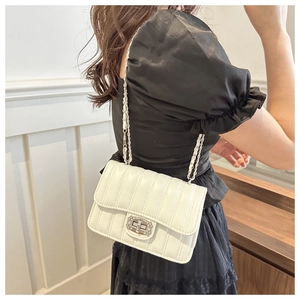 Détail du sac bandoulière blanc matelassé avec fermoir rotatif argenté orné de strass