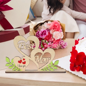Hölzernes Herz-Tischornament mit Best Mom-Schriftzug und I Love You für Muttertag