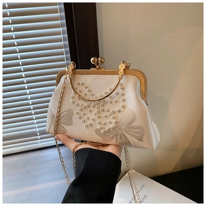 Sac à main en satin crème avec cœur en perles, broderie nœud et chaîne dorée