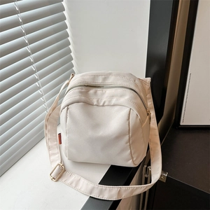 Sac bandoulière coquille en tissu oxford beige pour femme avec large bandoulière