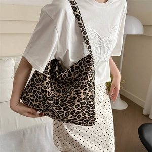 Stylish leopard print tote bag with large capacity for women's daily commute fashion