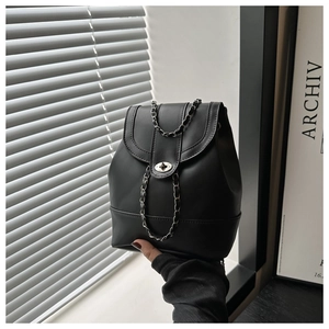 Vue détaillée d'un mini sac à dos en cuir PU noir avec bordures chaîne et fermoir rotatif