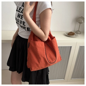 Tragetasche in Brandorange aus Nylon mit Fronttaschen und Kordelzug für den täglichen Gebrauch