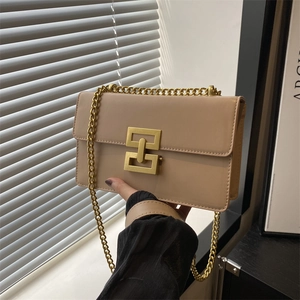 Sac bandoulière beige vintage avec chaîne dorée et fermoir géométrique en cuir texturé