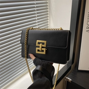 Sac bandoulière noir minimaliste avec fermoir doré géométrique et fine chaîne