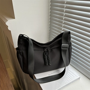 Grand sac bandoulière en nylon oxford noir avec sangle réglable et poches zippées