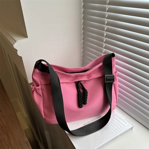 Sac bandoulière en tissu oxford rose vif avec bandoulière réglable et poches latérales
