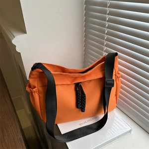 Grand sac à bandoulière orange en tissu Oxford avec sangle réglable et poches sur les côtés