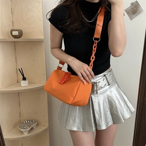Sac bandoulière en nylon orange avec large sangle et chaîne décorative pour femme