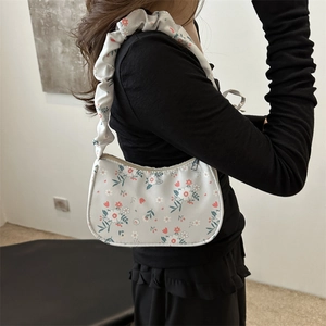 Floral print shoulder bag with scrunchie strap and pleated design for summer fashion